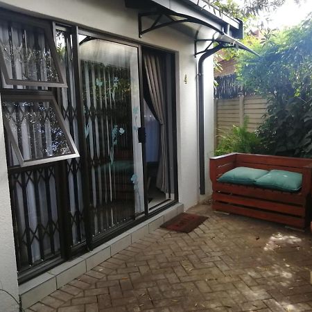Roxy'S Rest Guest House Vanderbijlpark Buitenkant foto