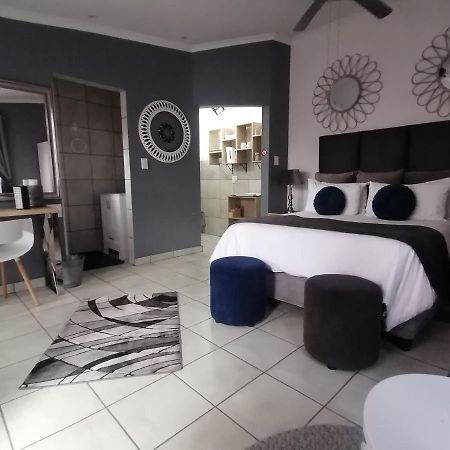 Roxy'S Rest Guest House Vanderbijlpark Buitenkant foto