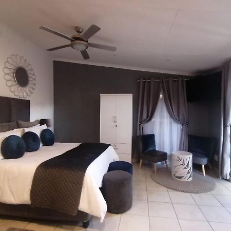 Roxy'S Rest Guest House Vanderbijlpark Buitenkant foto