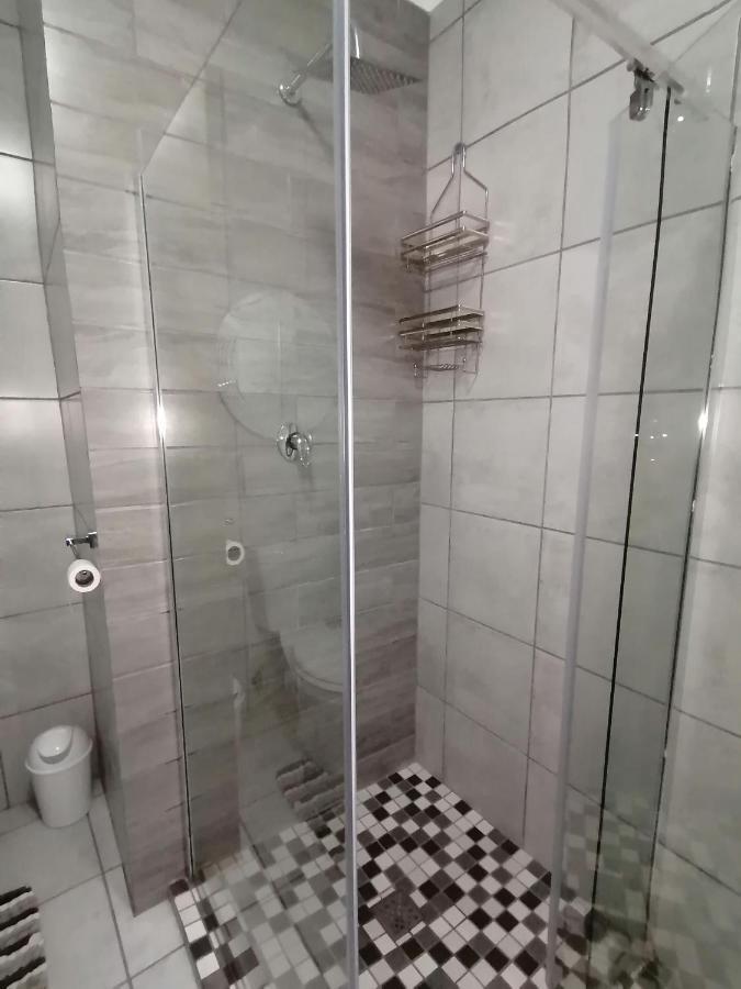 Roxy'S Rest Guest House Vanderbijlpark Buitenkant foto