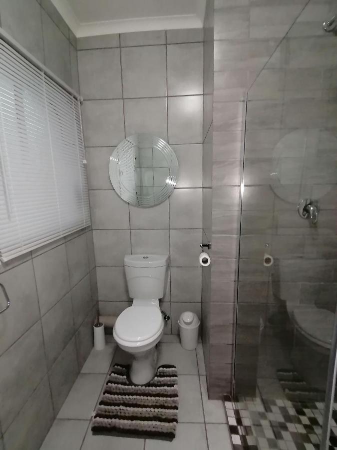 Roxy'S Rest Guest House Vanderbijlpark Buitenkant foto