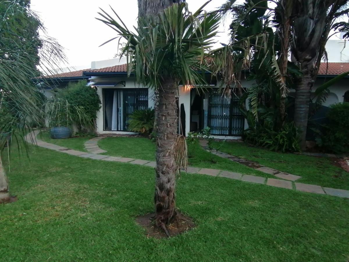 Roxy'S Rest Guest House Vanderbijlpark Buitenkant foto