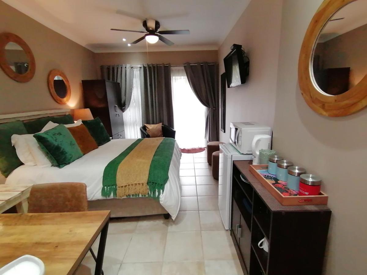 Roxy'S Rest Guest House Vanderbijlpark Buitenkant foto
