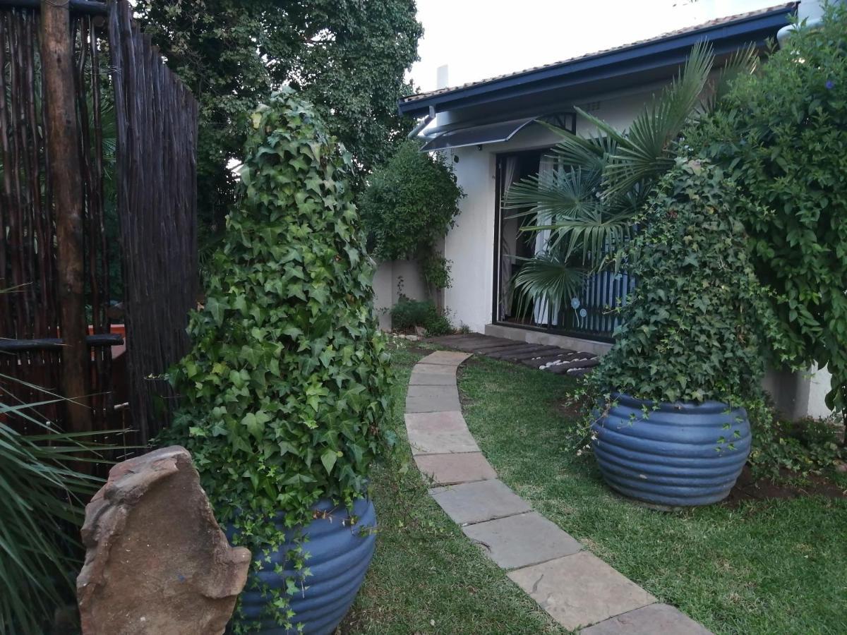 Roxy'S Rest Guest House Vanderbijlpark Buitenkant foto