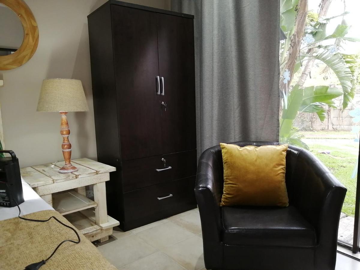 Roxy'S Rest Guest House Vanderbijlpark Buitenkant foto