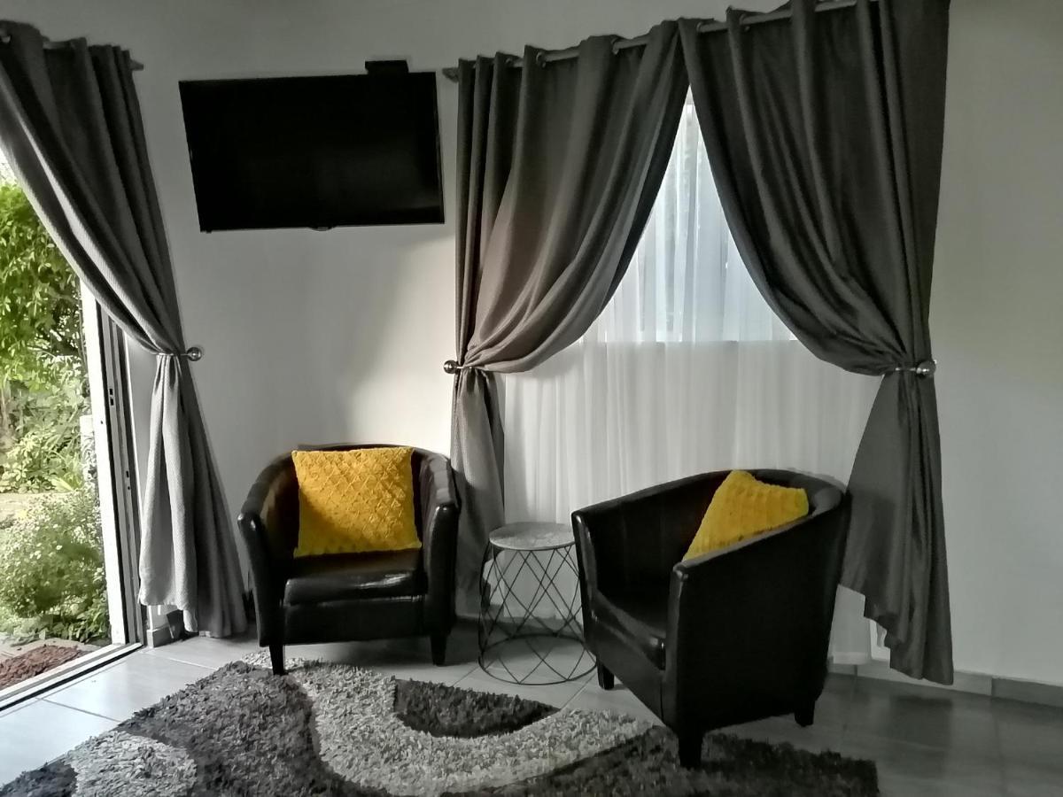 Roxy'S Rest Guest House Vanderbijlpark Buitenkant foto
