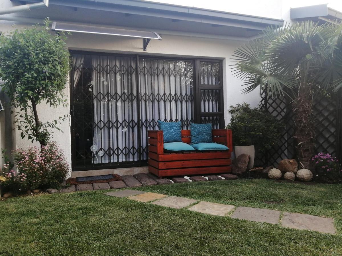 Roxy'S Rest Guest House Vanderbijlpark Buitenkant foto