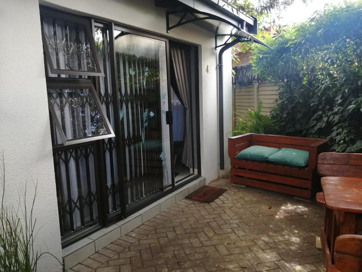 Roxy'S Rest Guest House Vanderbijlpark Buitenkant foto