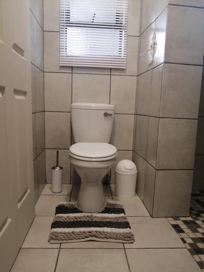 Roxy'S Rest Guest House Vanderbijlpark Buitenkant foto