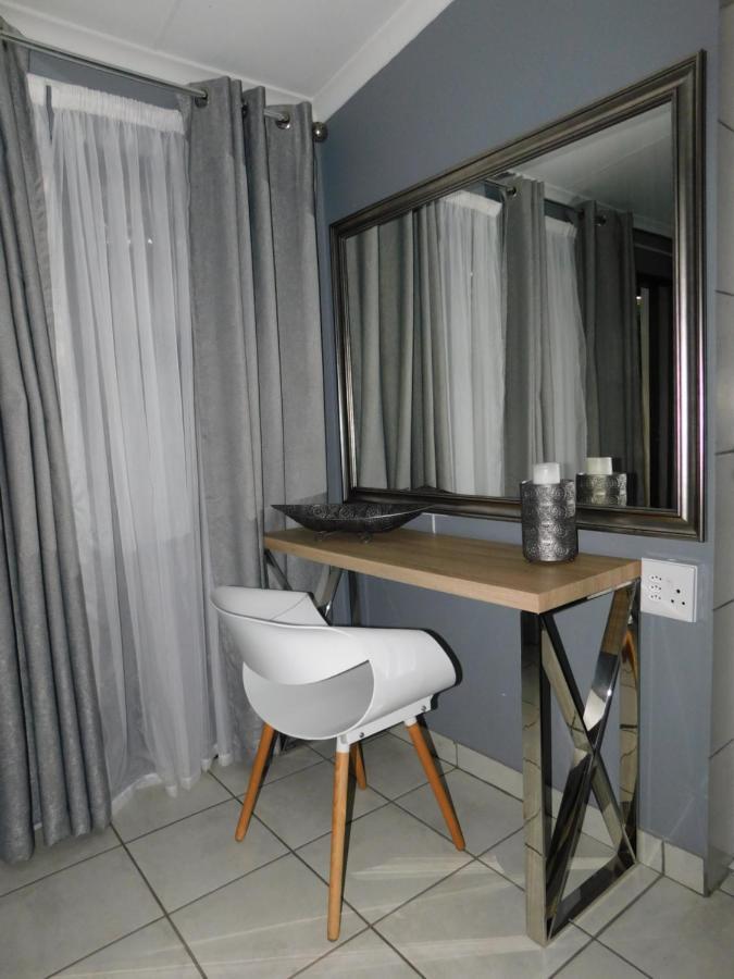 Roxy'S Rest Guest House Vanderbijlpark Buitenkant foto