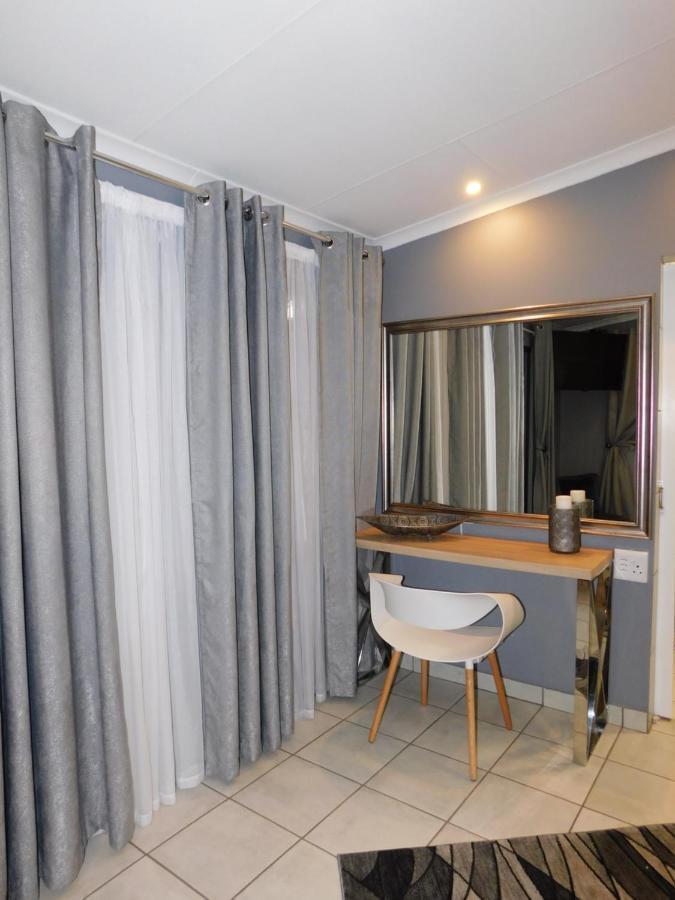 Roxy'S Rest Guest House Vanderbijlpark Buitenkant foto