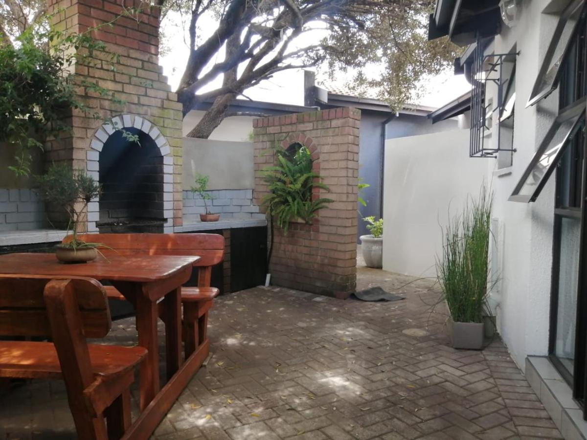 Roxy'S Rest Guest House Vanderbijlpark Buitenkant foto