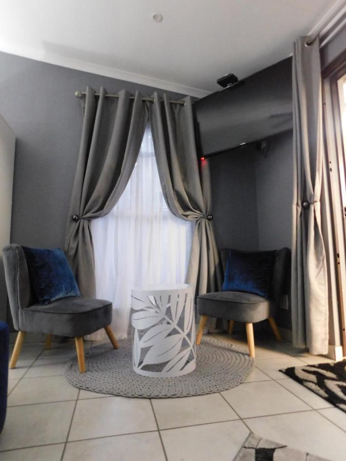 Roxy'S Rest Guest House Vanderbijlpark Buitenkant foto